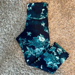 NEW- Women’s Old Navy Active Capri Floral Leggings